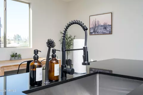Kitchen - 1004 E Tempe Dr, Tempe, AZ 85281 photo 7 of 10