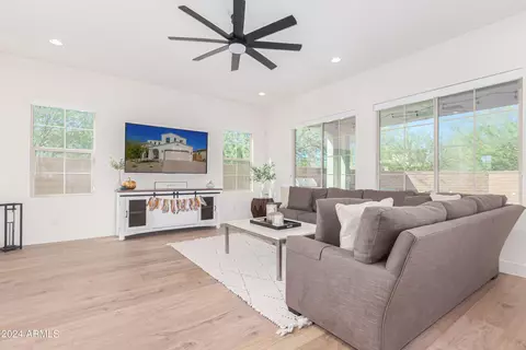 3402 E Crest Ln, Phoenix, AZ 85050 photo 9
