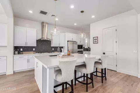 3402 E Crest Ln, Phoenix, AZ 85050 photo 3