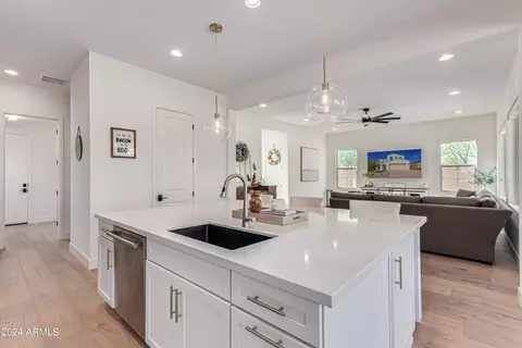 3402 E Crest Ln, Phoenix, AZ 85050 photo 12