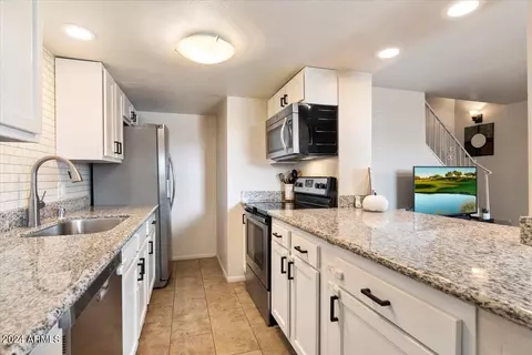 1213 E Lawrence Ln, Phoenix, AZ 85020