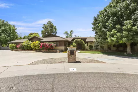 24 E Wagon Wheel Dr E, Phoenix, AZ 85020 photo 2