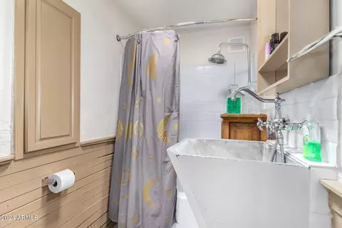 Bath - 821 E Roeser Rd, Phoenix, AZ 85040 photo 1 of 1
