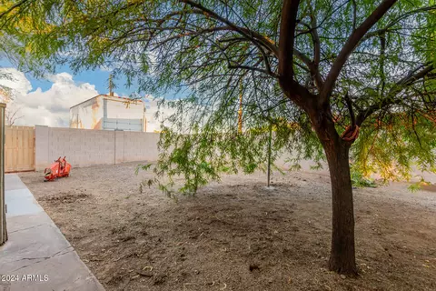 Exterior - 821 E Roeser Rd, Phoenix, AZ 85040 photo 5 of 9