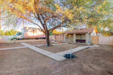 Exterior - 821 E Roeser Rd, Phoenix, AZ 85040 photo 4 of 9