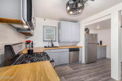Kitchen - 821 E Roeser Rd, Phoenix, AZ 85040 photo 1 of 2