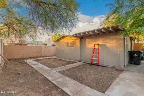 Exterior - 821 E Roeser Rd, Phoenix, AZ 85040 photo 6 of 9