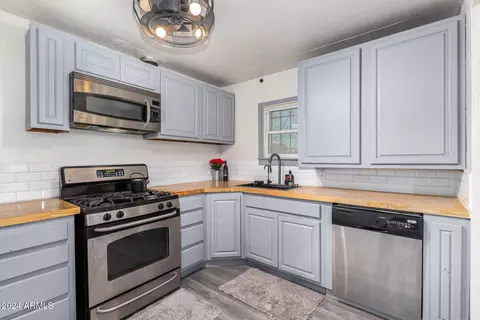 Kitchen - 821 E Roeser Rd, Phoenix, AZ 85040 photo 2 of 2
