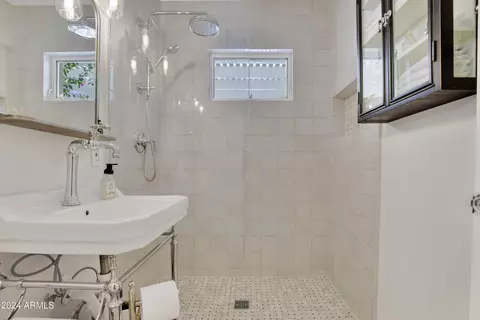 Bath - 309 E Hayward Ave, Phoenix, AZ 85020 photo 2 of 11