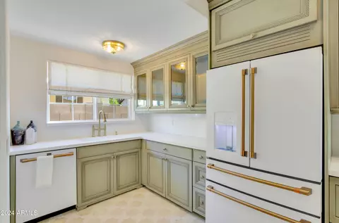 Kitchen - 309 E Hayward Ave, Phoenix, AZ 85020 photo 8 of 11