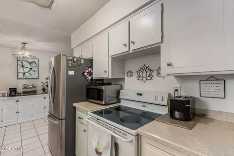 Kitchen - 3017 W Hearn Rd, Phoenix, AZ 85053 photo 2 of 3