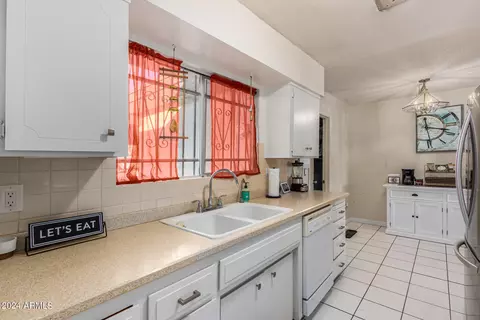 Kitchen - 3017 W Hearn Rd, Phoenix, AZ 85053 photo 3 of 3