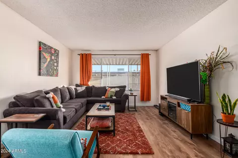 Living - 3017 W Hearn Rd, Phoenix, AZ 85053 photo 1 of 3