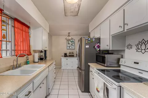 Kitchen - 3017 W Hearn Rd, Phoenix, AZ 85053 photo 1 of 3