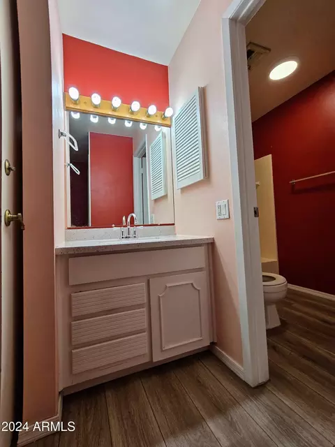 Bath - 4731 N 10th St, Phoenix, AZ 85014 photo 3 of 6