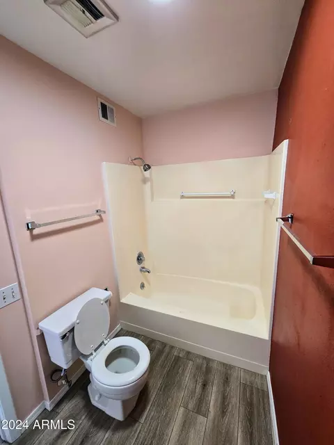 Bath - 4731 N 10th St, Phoenix, AZ 85014 photo 5 of 6