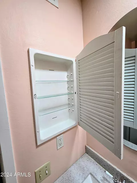 Bath - 4731 N 10th St, Phoenix, AZ 85014 photo 6 of 6