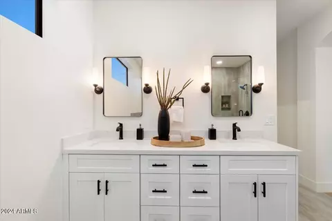 Bath - 4841 E Fairmount Ave, Phoenix, AZ 85018 photo 2 of 13