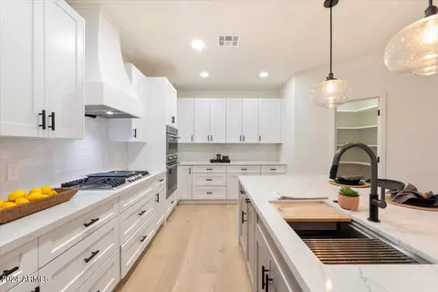 Kitchen - 4841 E Fairmount Ave, Phoenix, AZ 85018 photo 4 of 7