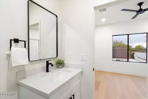 Bath - 4841 E Fairmount Ave, Phoenix, AZ 85018 photo 9 of 13