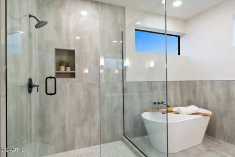 Bath - 4841 E Fairmount Ave, Phoenix, AZ 85018 photo 4 of 13