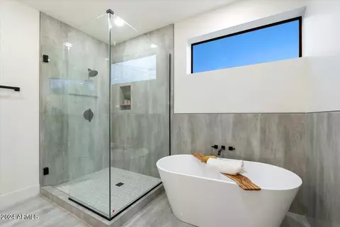 Bath - 4841 E Fairmount Ave, Phoenix, AZ 85018 photo 3 of 13