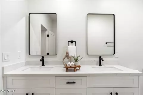 Bath - 4841 E Fairmount Ave, Phoenix, AZ 85018 photo 12 of 13