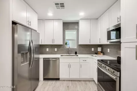 466 E Royal Palms Dr, Mesa, AZ 85203