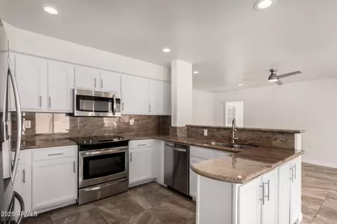 Kitchen - 1926 E Siesta Ln, Phoenix, AZ 85024 photo 3 of 4