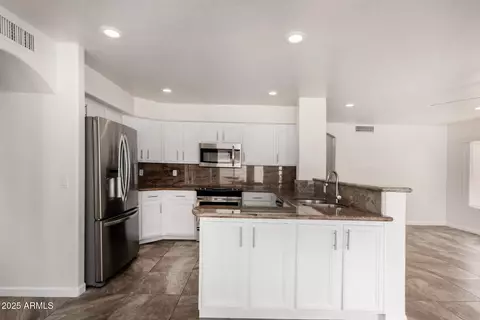 Kitchen - 1926 E Siesta Ln, Phoenix, AZ 85024 photo 2 of 4