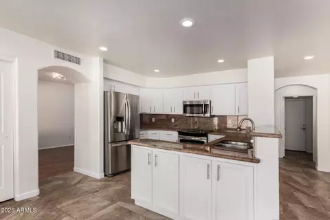 Kitchen - 1926 E Siesta Ln, Phoenix, AZ 85024 photo 4 of 4