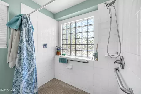 Bath - 1178 E Betsy Ln, Gilbert, AZ 85296 photo 2 of 3