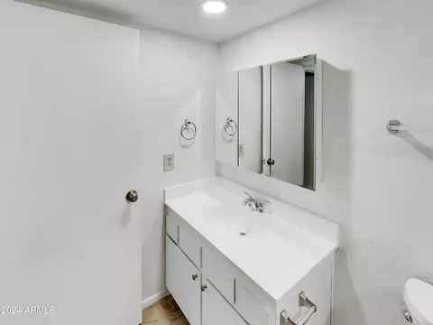 Bath - 202 E Ruth Ave #5, Phoenix, AZ 85020 photo 3 of 3