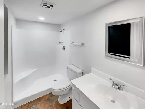Bath - 202 E Ruth Ave #5, Phoenix, AZ 85020 photo 1 of 3