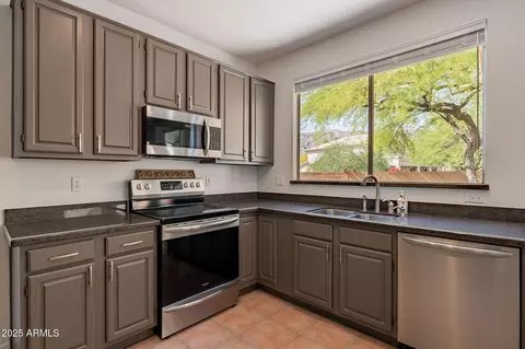 Kitchen - 1416 E Sapium Way, Phoenix, AZ 85048 photo 4 of 6