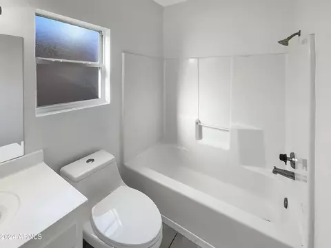 Bath - 1424 E Saint Catherine Ave, Phoenix, AZ 85042 photo 1 of 2