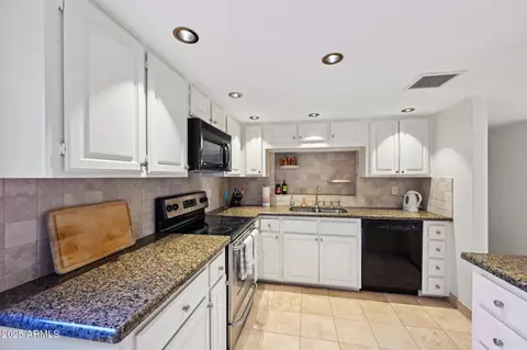 Kitchen - 5122 N 31st Way #244, Phoenix, AZ 85016 photo 3 of 6