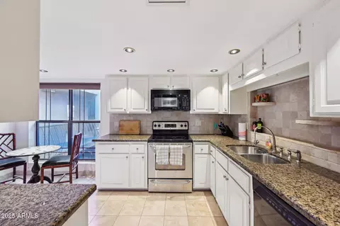 Kitchen - 5122 N 31st Way #244, Phoenix, AZ 85016 photo 4 of 6