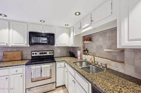 Kitchen - 5122 N 31st Way #244, Phoenix, AZ 85016 photo 5 of 6