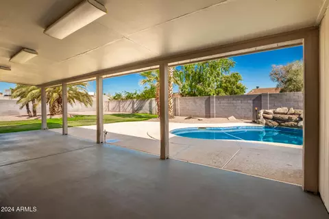 2038 W Des Moines Cir, Mesa, AZ 85201