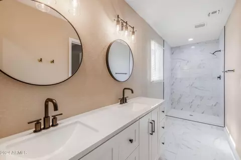 Bath - 3415 W Willow Ave, Phoenix, AZ 85029 photo 1 of 4
