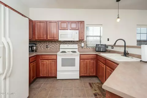 Kitchen - 1702 E Bell Rd #149, Phoenix, AZ 85022 photo 4 of 6