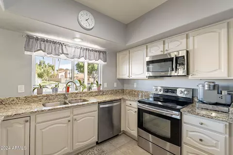 Kitchen - 242 E Stonebridge Dr, Gilbert, AZ 85234 photo 2 of 7