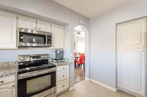 Kitchen - 242 E Stonebridge Dr, Gilbert, AZ 85234 photo 5 of 7