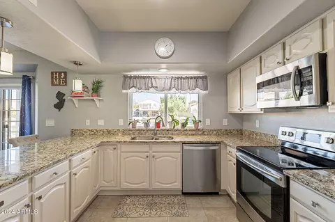 Kitchen - 242 E Stonebridge Dr, Gilbert, AZ 85234 photo 3 of 7