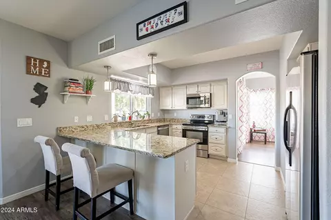 Kitchen - 242 E Stonebridge Dr, Gilbert, AZ 85234 photo 6 of 7