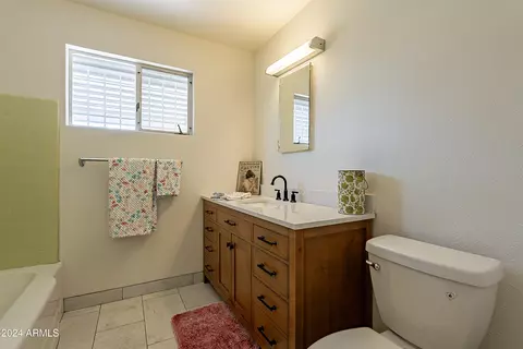 Bath - 6841 N 15th Pl, Phoenix, AZ 85014 photo 3 of 7