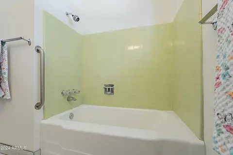 Bath - 6841 N 15th Pl, Phoenix, AZ 85014 photo 4 of 7