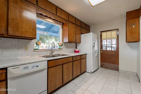 Kitchen - 6841 N 15th Pl, Phoenix, AZ 85014 photo 2 of 5