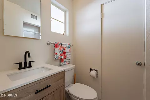 Bath - 6841 N 15th Pl, Phoenix, AZ 85014 photo 1 of 7